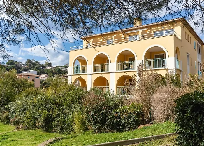 Apartment Les Calanques Thalassotherapie-2 By Interhome